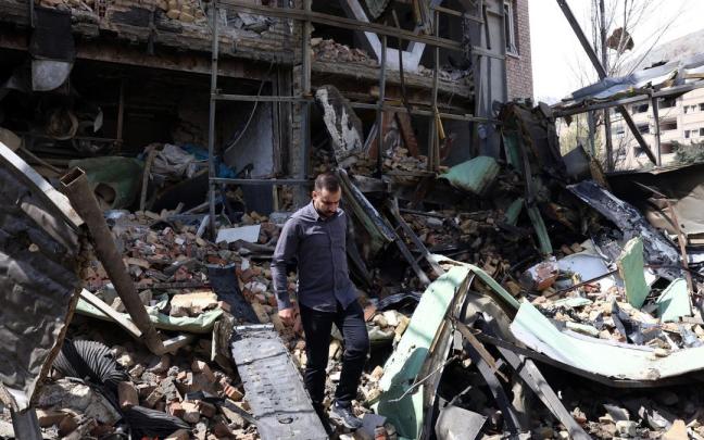 Iraníes inspeccionan los daños tras los ataques aéreos estadounidenses e israelíes contra la Universidad Shahid Beheshti, en Teherán.