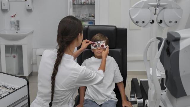 Un niño acude al oftalmólogo. / Freepik Un niño acude al oftalmólogo.