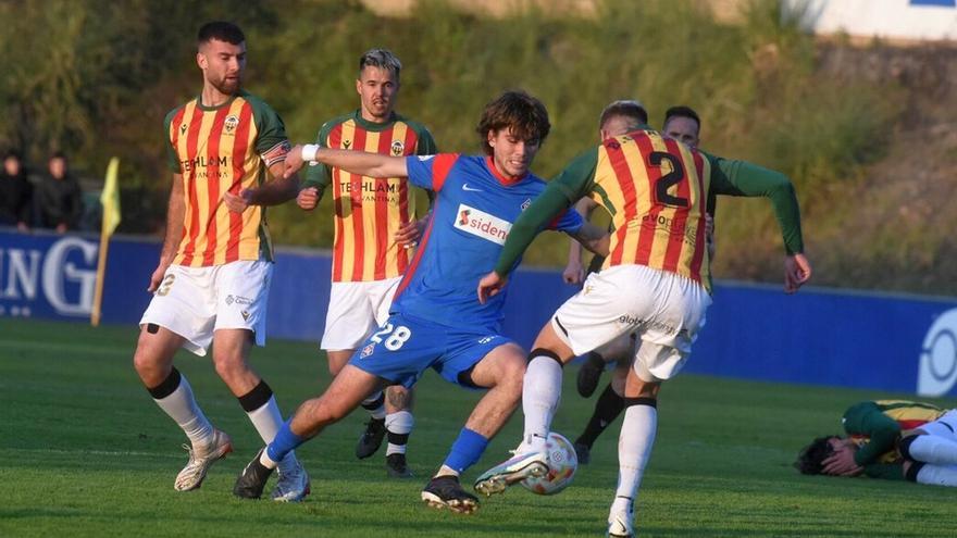 Julen Jon Guerrero, que marcó el domingo, intenta superar a Granero, del Castellón.