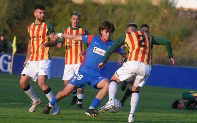 Julen Jon Guerrero, que marcó el domingo, intenta superar a Granero, del Castellón. Julen Jon Guerrero, que marcó el domingo, intenta superar a Granero, del Castellón.