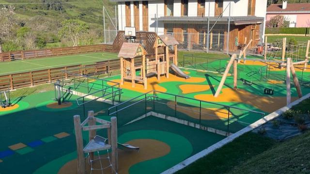 La actuación ha supuesto una renovación integral de la zona de jugos infantiles y el campo multideporte / Zierbenako Udala La actuación ha supuesto una renovación integral de la zona de jugos infantiles y el campo multideporte