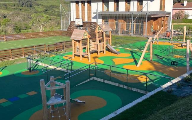 La actuación ha supuesto una renovación integral de la zona de jugos infantiles y el campo multideporte / Zierbenako Udala La actuación ha supuesto una renovación integral de la zona de jugos infantiles y el campo multideporte