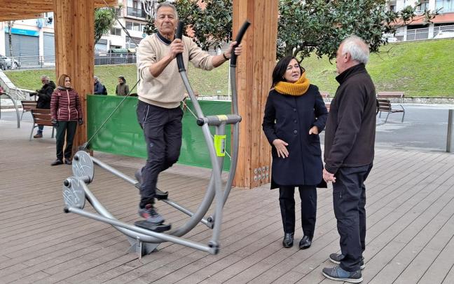 Gizon bat kalistenia egiten.