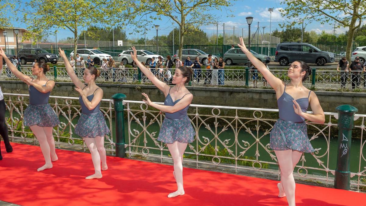 Bailarinas en la pasada edición de este evento de danza en la barandilla de Dunboa