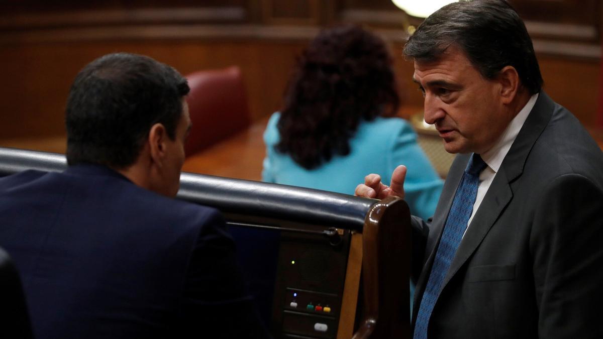 El portavoz del PNV en el Congreso, Aitor Esteban, con el presidente del Gobierno español, Pedro Sánchez