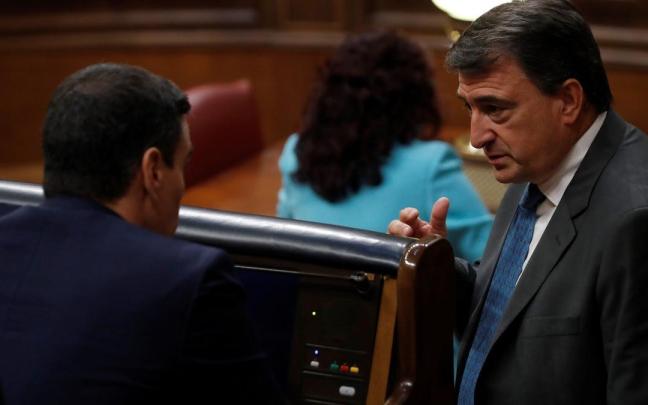 El portavoz del PNV en el Congreso, Aitor Esteban, con el presidente del Gobierno español, Pedro Sánchez