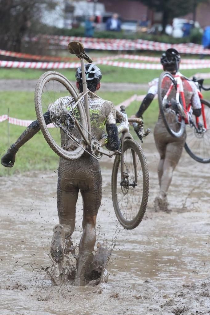 El circuito, un lodazal en varios tramos.