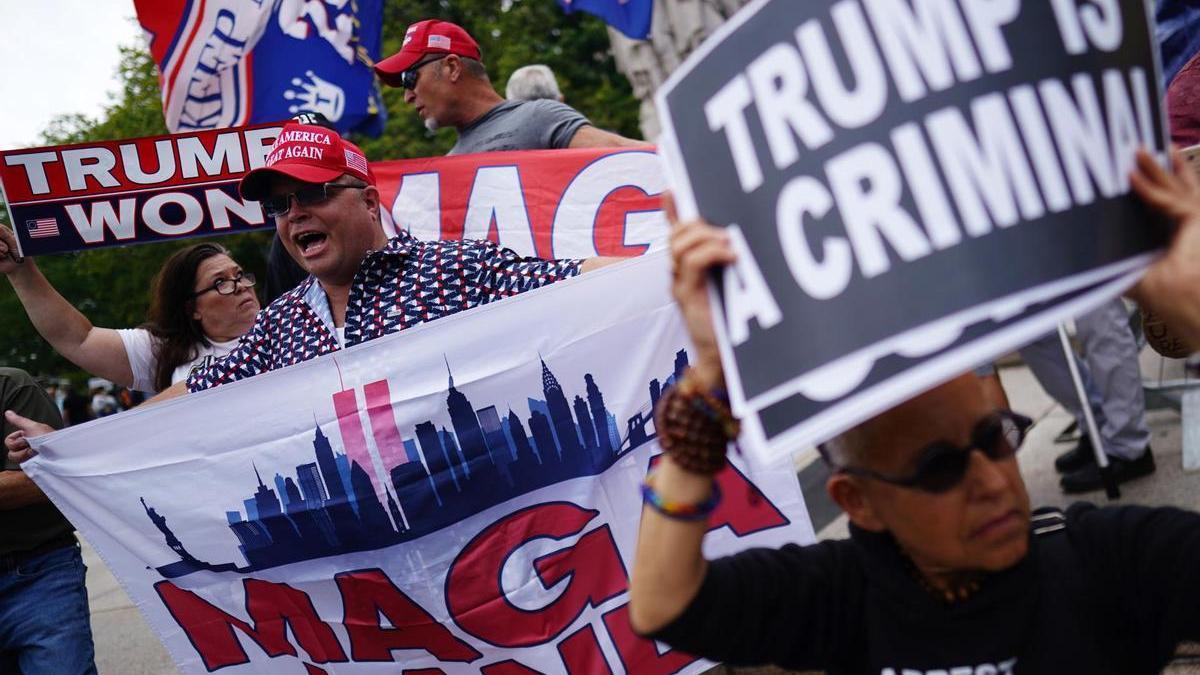 Seguidores y detractores de Trump a las afueras del juzgado de Whasington.