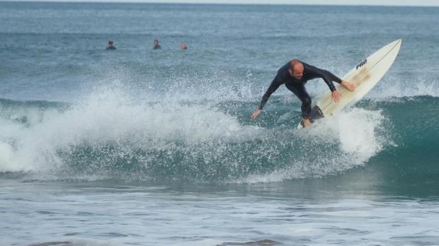 Practicantes de surf en la playa de Deba.
