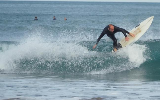 Practicantes de surf en la playa de Deba.