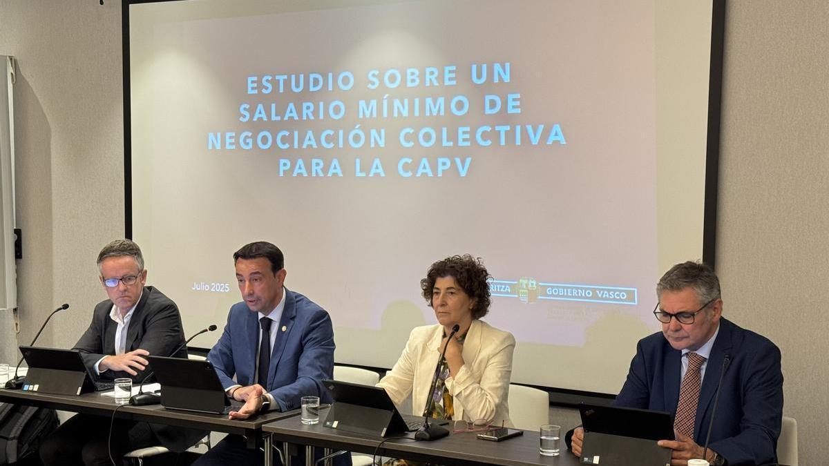 El vicelehendakari segundo y consejero de Economía, Trabajo y Empleo, Mikel Torres, durante la presentación del 'Estudio sobre un Salario Mínimo de Negociación Colectiva para la Comunidad Autónoma del País Vasco'.