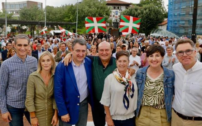 El candidato del PNV por Bizkaia, Aitor Esteban, con Andoni Ortuzar y miembros de la plancha al Congreso y el Senado, en un acto anterior