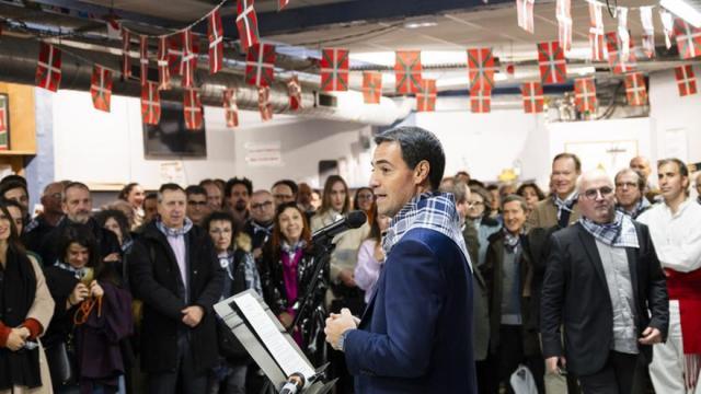 El Lehendakari Imanol Pradales y la vicelehendakari primera y consejera de Política Lingüística, Ibone Bengoetxea, se reunen con la diáspora en la Eskual Etxea de París