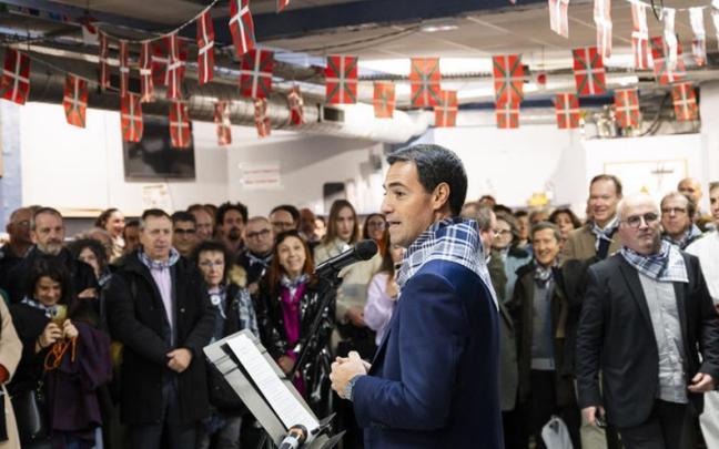 El Lehendakari Imanol Pradales y la vicelehendakari primera y consejera de Política Lingüística, Ibone Bengoetxea, se reunen con la diáspora en la Eskual Etxea de París