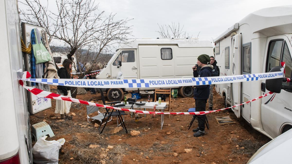 Varios vehículos aparcados en una rave, en el entorno del embalse de El Cenajo.