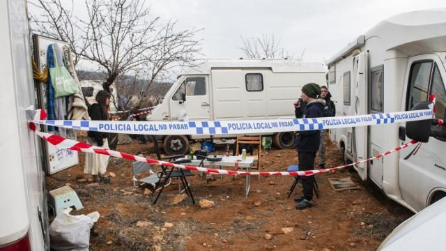 Varios vehículos aparcados en una rave, en el entorno del embalse de El Cenajo.