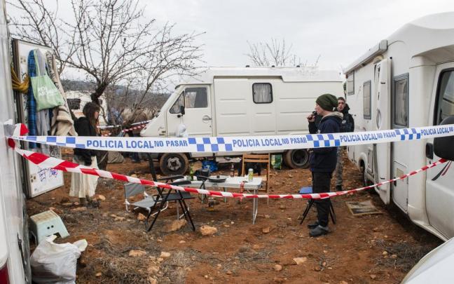 Varios vehículos aparcados en una rave, en el entorno del embalse de El Cenajo.
