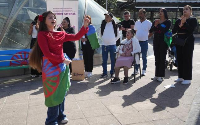 El grupo de canto de la Asociacion Mujeres Gitanas de Euskadi (Amuge) es Gure Golé.
