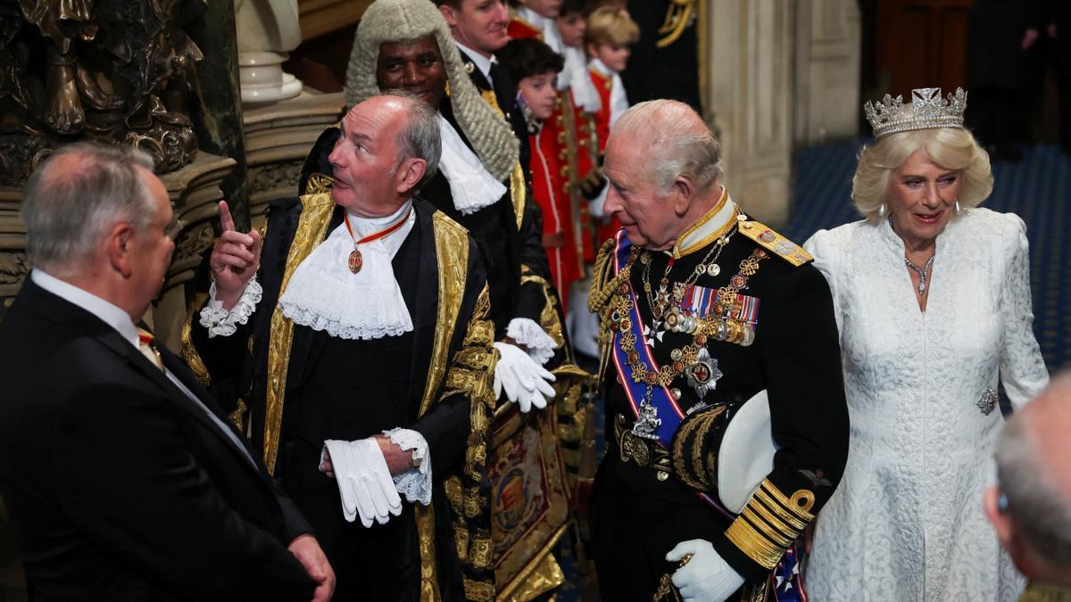 El rey Carlos III y la reina Camilla durante la apertura solemne del Parlamento en la Cámara de los Lores, en el Palacio de Westminster, en Londres.