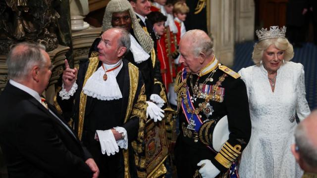 El rey Carlos III y la reina Camilla durante la apertura solemne del Parlamento en la Cámara de los Lores, en el Palacio de Westminster, en Londres.