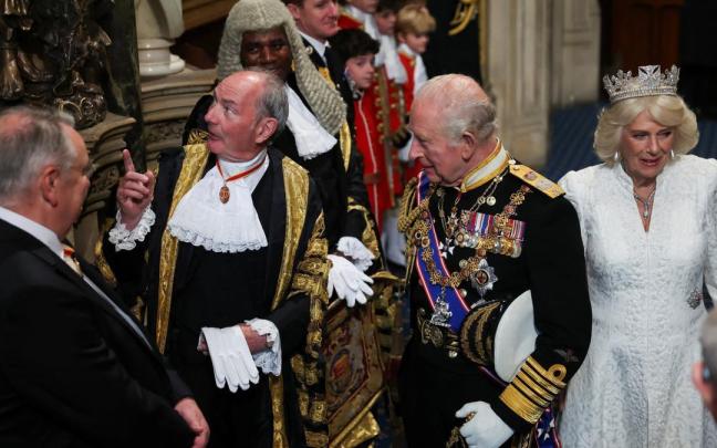 El rey Carlos III y la reina Camilla durante la apertura solemne del Parlamento en la Cámara de los Lores, en el Palacio de Westminster, en Londres.