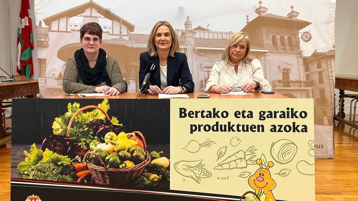 La alcaldesa de Beasain, Leire Artola, en el centro.