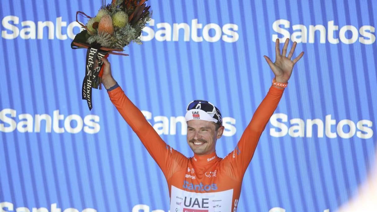 Jay Vine festeja la victoria en el Tour Down Under.