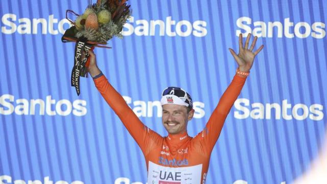 Jay Vine festeja la victoria en el Tour Down Under.