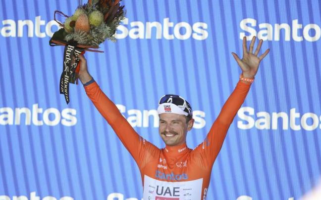 Jay Vine festeja la victoria en el Tour Down Under.