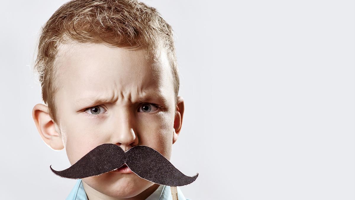 Un clásico, ponerse bigote para parecer mayor.