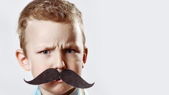 Un clásico, ponerse bigote para parecer mayor.