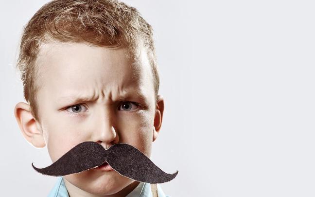 Un clásico, ponerse bigote para parecer mayor.