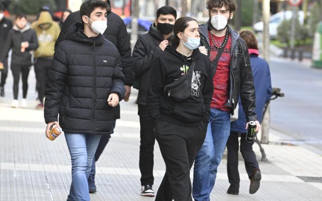 Varios jóvenes,paseando por la calle. Varios jóvenes,paseando por la calle.