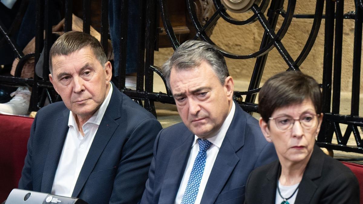 El secretario general de EH Bildu, Arnaldo Otegi, y el presidente del EBB del PNV, Aitor Esteban.