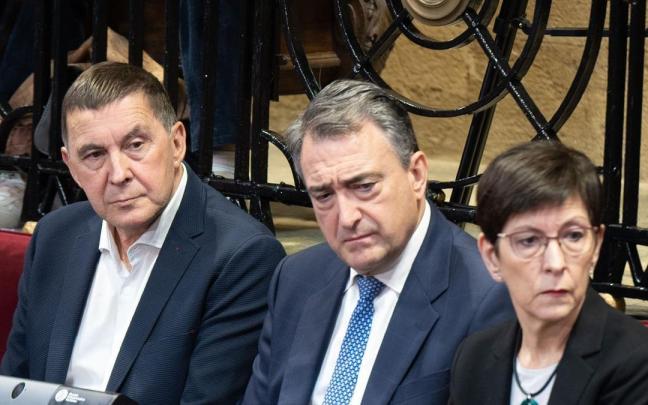 El secretario general de EH Bildu, Arnaldo Otegi, y el presidente del EBB del PNV, Aitor Esteban.