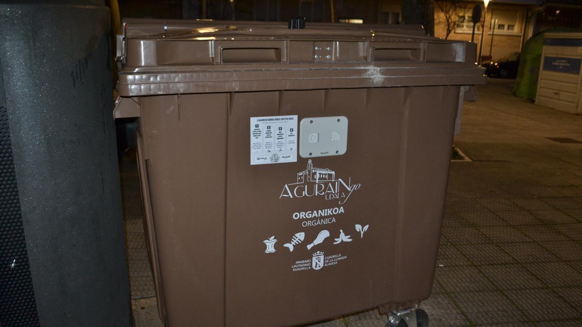 Contenedor de materia orgánica con apertura de tarjeta en Agurain