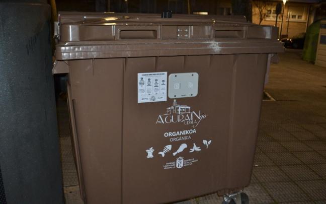 Contenedor de materia orgánica con apertura de tarjeta en Agurain