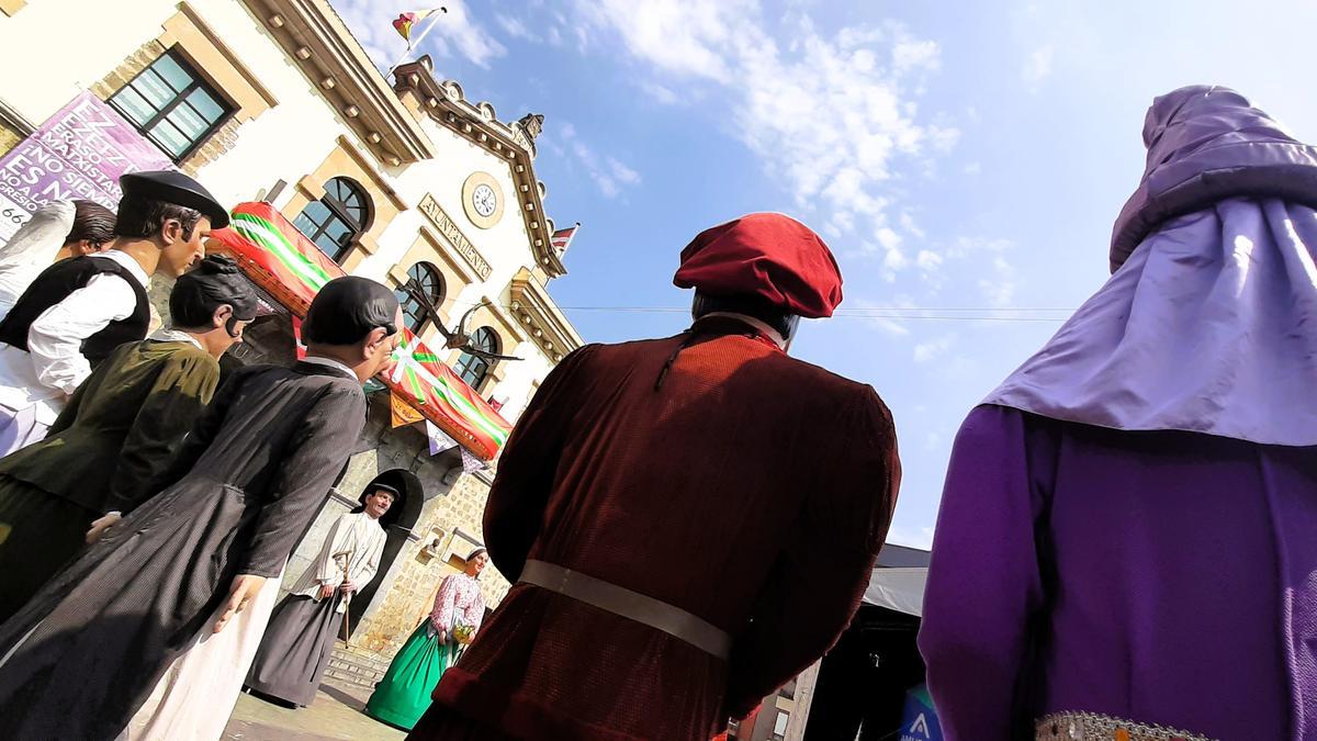 Mariaka y Marigabon a la entrada del Ayuntamiento con los gigantes visitantes de séquito