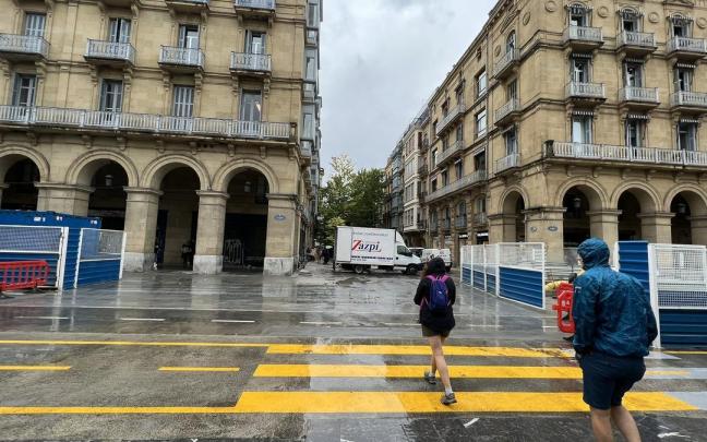 Dos personas cruzan un paso de cebra sobre la calle San Martin, frente al Buen Pastor. Dos personas cruzan un paso de cebra sobre la calle San Martin, frente al Buen Pastor.