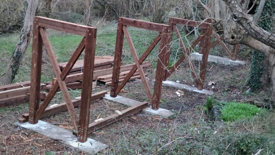 Algunos de los elementos estructurales de la nueva pasarela que habían empezado a colocarse.