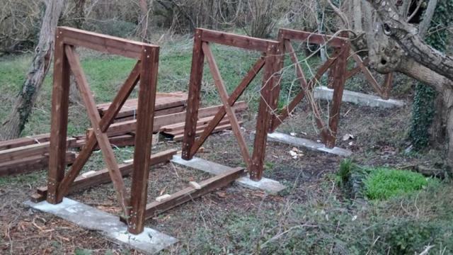 Algunos de los elementos estructurales de la nueva pasarela que habían empezado a colocarse.