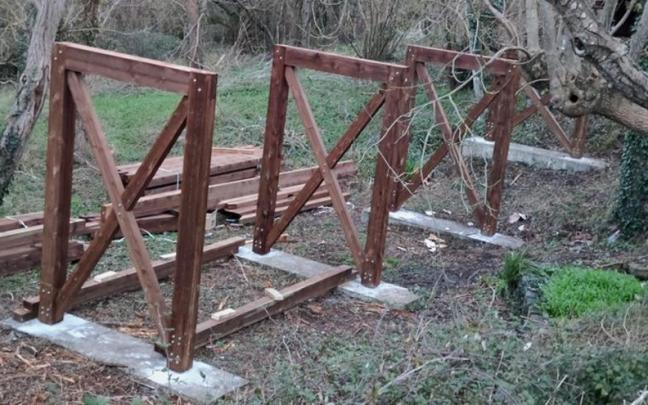 Algunos de los elementos estructurales de la nueva pasarela que habían empezado a colocarse.