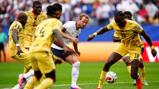 Kane trata de disputar un balón en el partido ante Ghana.