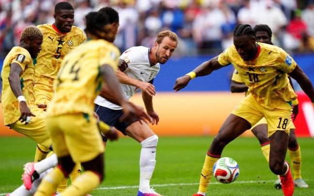 Kane trata de disputar un balón en el partido ante Ghana.