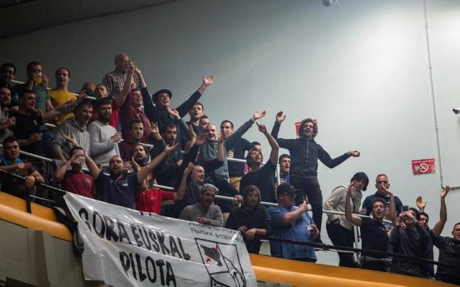Artola e Imaz ganan en el primer partido de las semifinales del Parejas a Jaka y Mariezkurrena II en el Labrit (13-22). / Patxi Cascante Artola e Imaz ganan en el primer partido de las semifinales del Parejas a Jaka y Mariezkurrena II en el Labrit (13-22).
