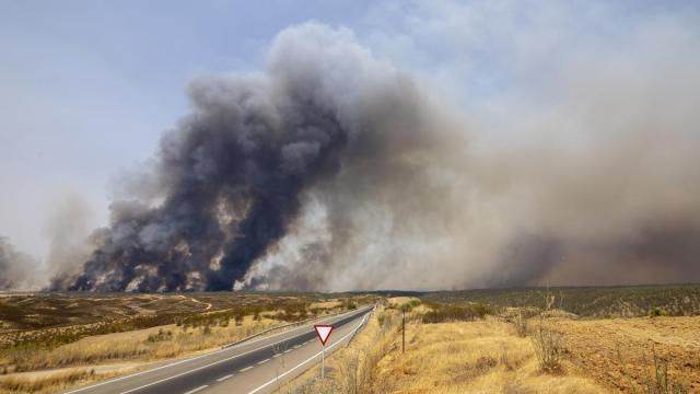 Una enorme columna de humo causada por el incendio en Niebla (Huelva).