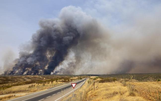 Una enorme columna de humo causada por el incendio en Niebla (Huelva).