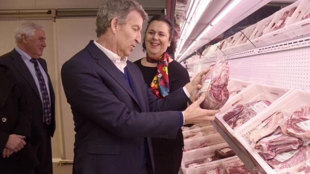 Feijóo, tocando carne.