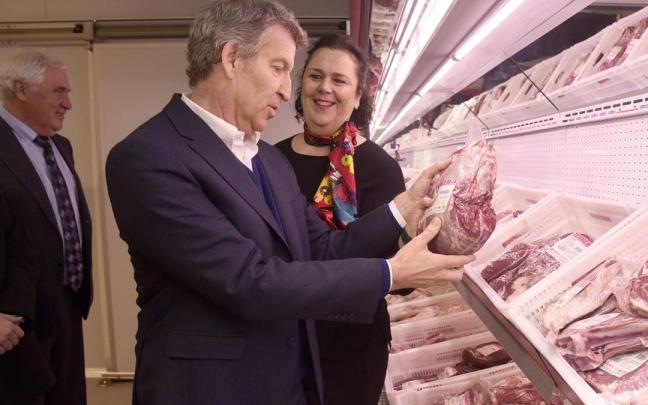 Feijóo, tocando carne.