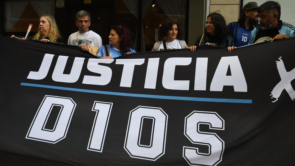 Varias personas se han presentado en los tribunales de Buenos Aires reclamando justicia por la muerte de Diego Armando Maradona.